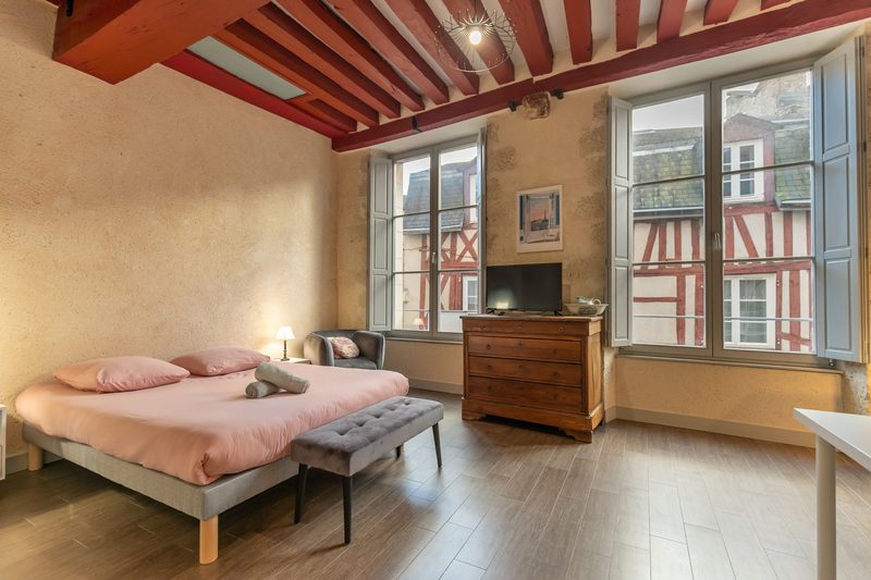 Chambre de caractère avec poutres apparentes — Bail Serein